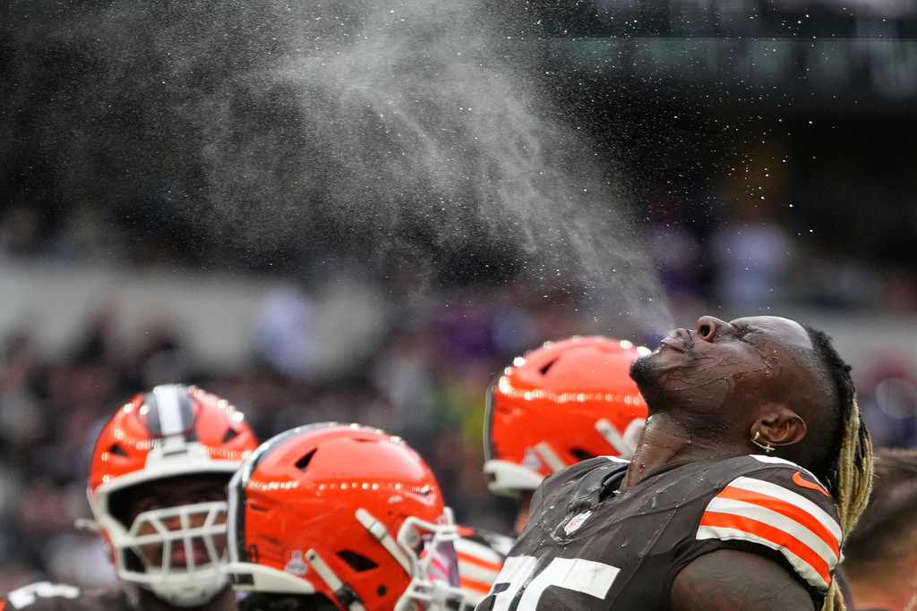 Cleveland Browns tight end David Njoku (85) spits out his drink during a break during the second half of the NFL game between Minnesota Vikings and Cleveland Browns at the Tottenham Hotspur stadium in London, Sunday, Oct. 5, 2025. (AP Photo/Kirsty Wigglesworth)
