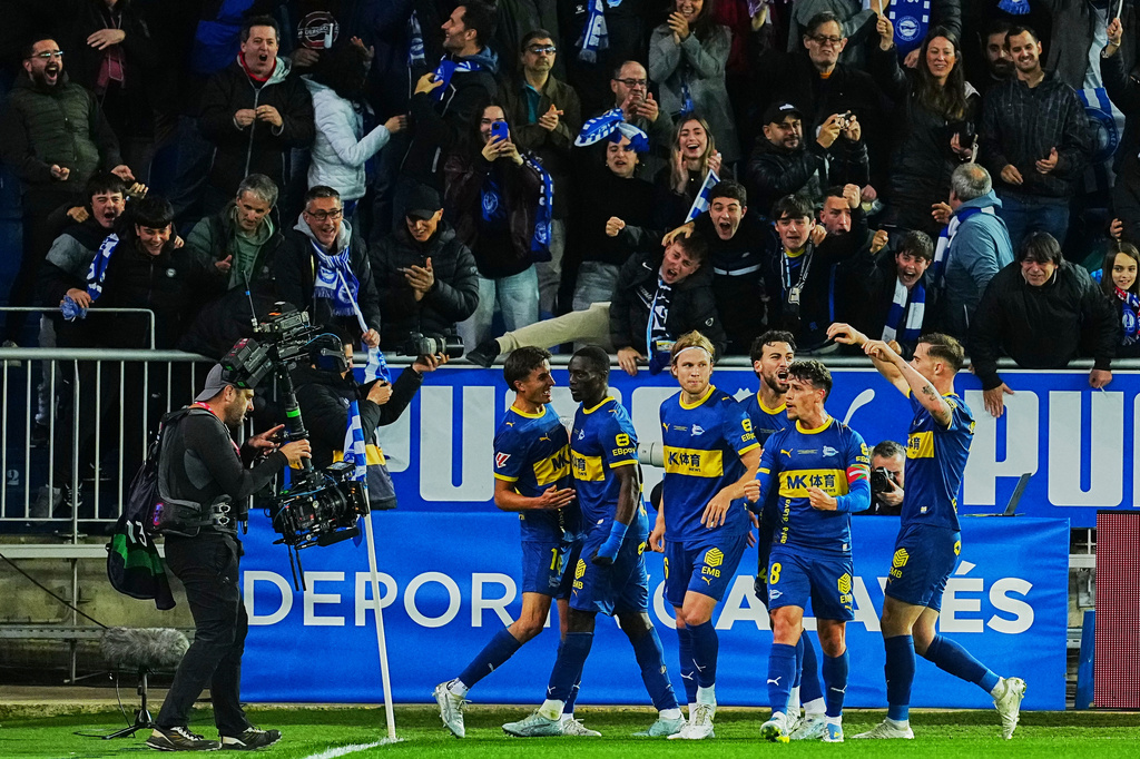 Alaves' Ibrahim Diabate, second left, celebrates with teammates after scoring his side's first goal during the Spanish La Liga soccer match between Alaves and Barcelona in Vitoria-Gasteiz, Spain, Wednesday, May 13, 2026. (AP Photo/Miguel Oses)