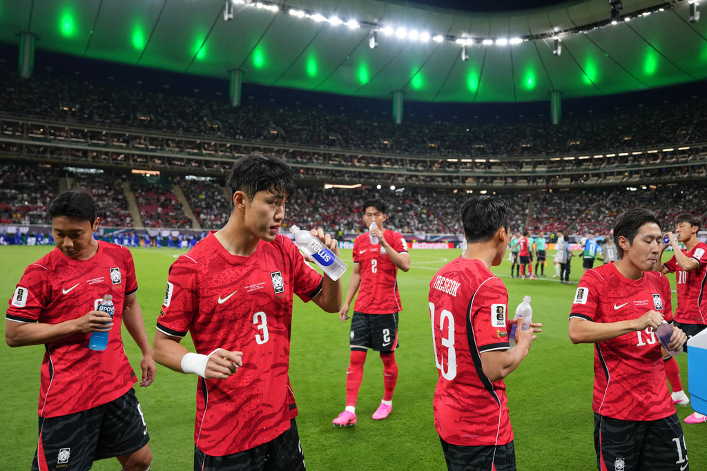 South Korean players drink water ahead of the World Cup Group A soccer match against Czechia in Zapopan, near Guadalajara, Mexico, Thursday, June 11, 2026. (AP Photo/Matias Delacroix)