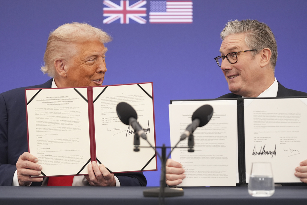 President Donald Trump and Britain's Prime Minister Keir Starmer smile, holding a memorandum of understanding between the governments of the two countries after a business roundtable at Chequers near Aylesbury, England, Thursday, Sept. 18, 2025. (AP Photo/Evan Vucci)