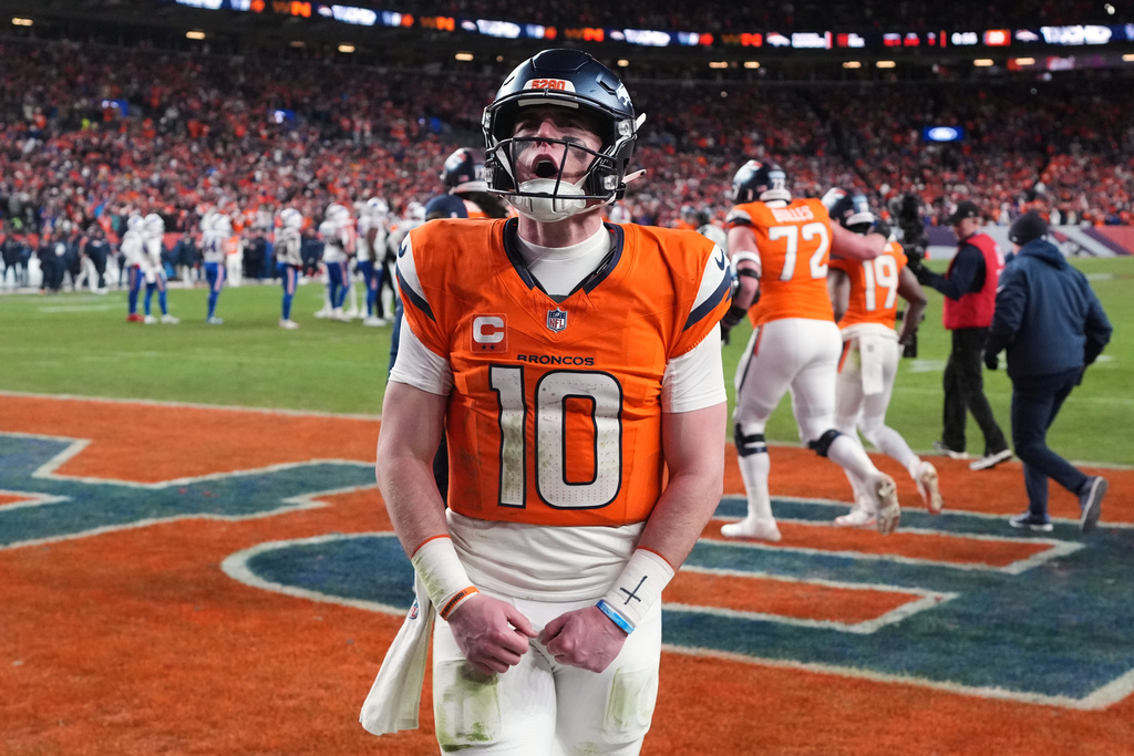 Bo Nix, quarterback de los Broncos de Denver, celebra un touchdown ante los Bills de Buffalo en la ronda divisional de los playoffs, el miércoles 17 de enero de 2024 (AP Foto/David Zalubowski)