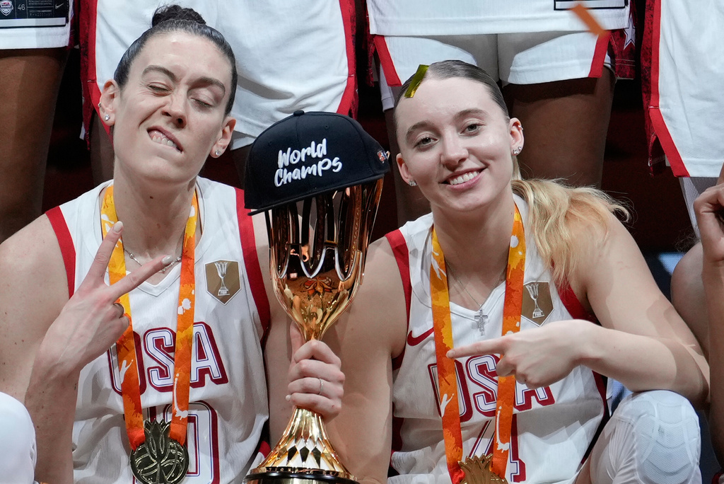 Breanna Stewart, of the United States,, left, and Paige Bueckers pose with trophy after the Women's Basketball World Cup final match between the United States and France in Berlin, Sunday, Sept. 13, 2026. (AP Photo/Ebrahim Noroozi)
