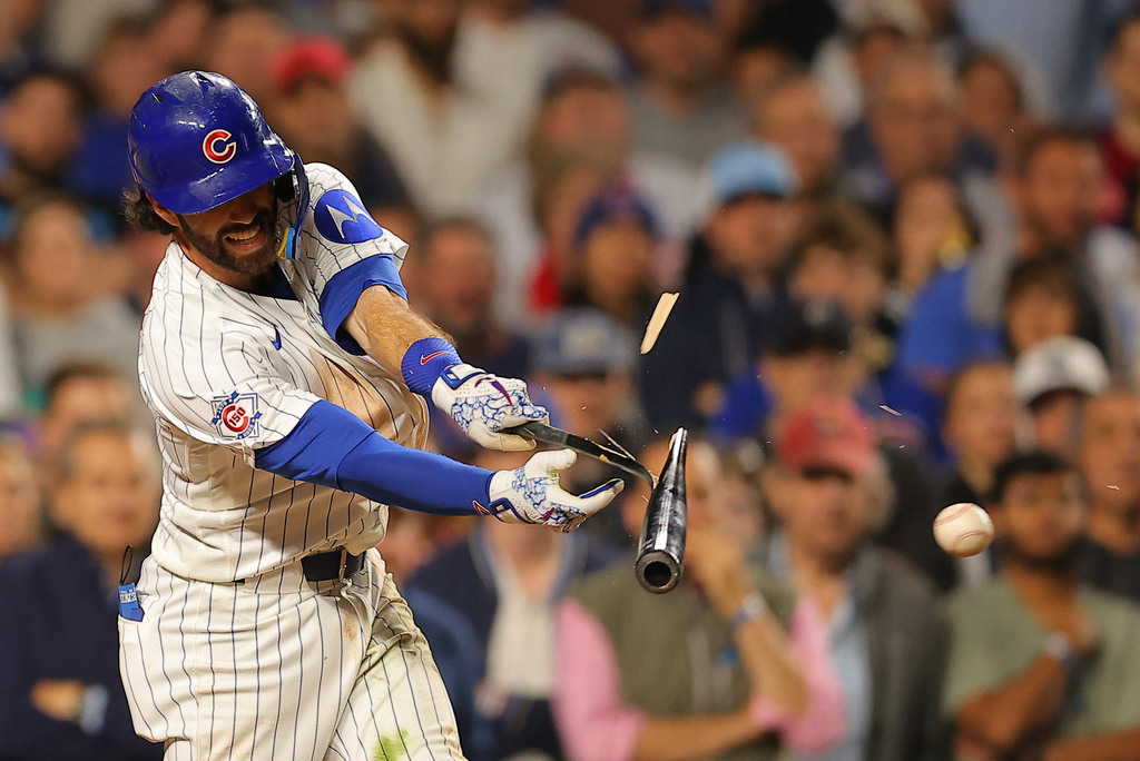 Chicago Cubs' Dansby Swanson breaks his bat hitting a two RBI single during the sixth inning of a baseball game against the Miami Marlins, Wednesday, Sept. 23, 2026, in Chicago. (AP Photo/Melissa Tamez)