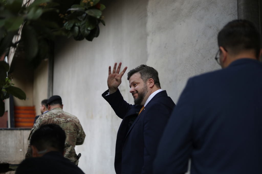 Presidential candidate Johannes Kaiser of the National Libertarian Party, waves after voting during general elections in Santiago, Chile, Sunday, Nov. 16, 2025. (AP Photo/Cristobal Escobar)