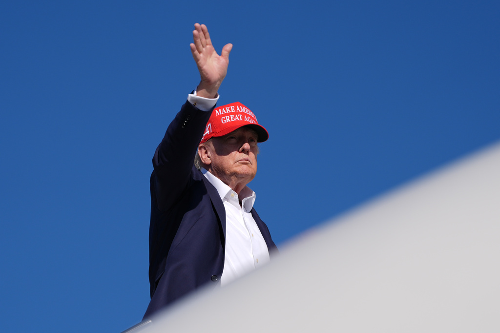 President Donald Trump boards Air Force One at Morristown Airport, Monday, Sept. 7, 2026, in Morristown, N.J. (AP Photo/Julia Demaree Nikhinson)