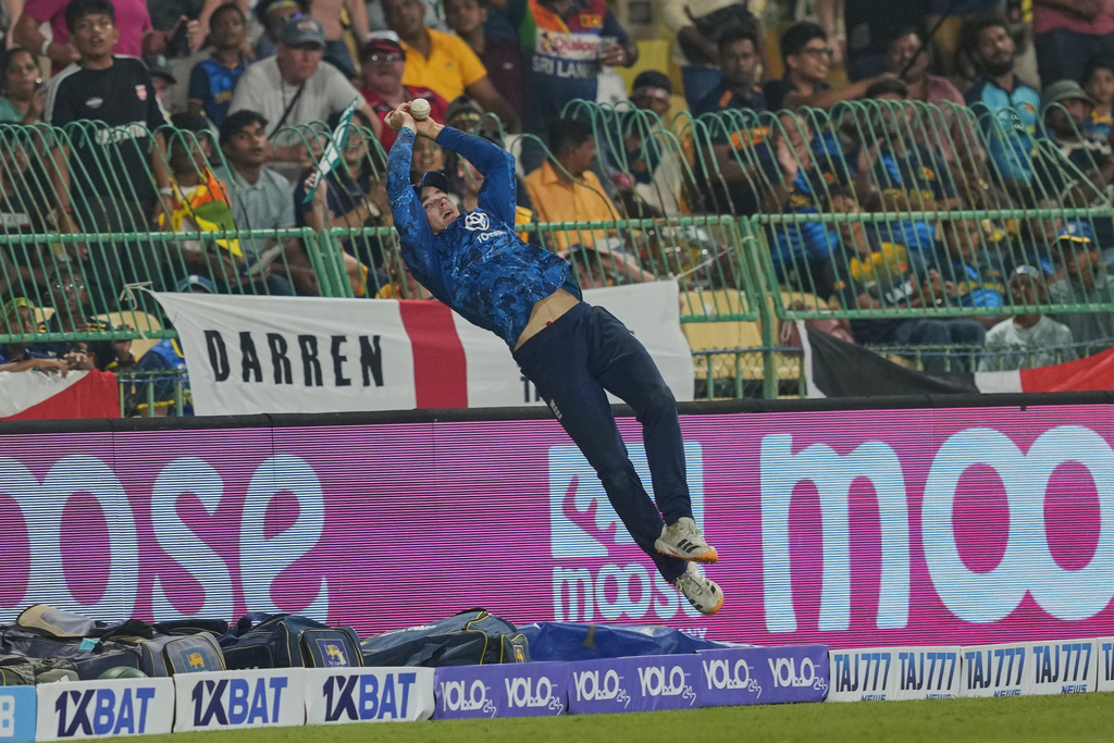 England's Jacob Bethell attempts to take a catch during the third ODI cricket match between England and Sri Lanka in Colombo, Sri Lanka, Tuesday, Jan. 27, 2026. (AP Photo/Eranga Jayawardena)