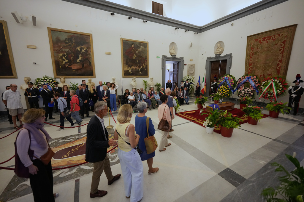 People arrive to pay their tribute to Emma Bonino, who rose to political prominence in the 1970s campaigning to legalize abortion in heavily Roman Catholic Italy, during her lying in state in Rome's City Hall, Sunday, Sept. 13, 2026. (AP Photo/Andrew Medichini)
