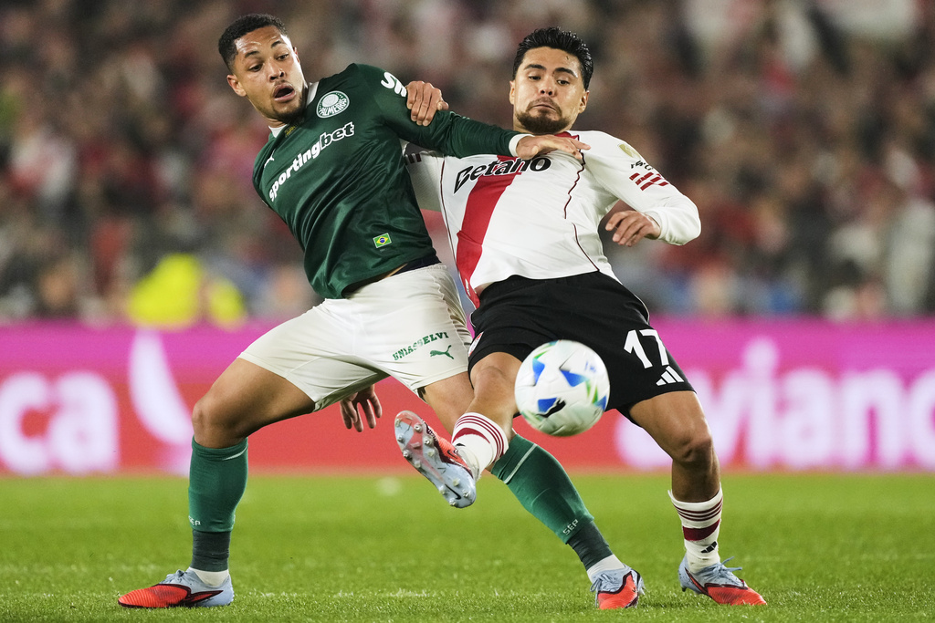 Vitor Roque of Brazil's Palmeiras, left, and Paulo Diaz of Argentina's River Plate battle for the ball during a Copa Libertadores quarterfinal soccer match at the Monumental stadium in Buenos Aires, Argentina, Wednesday, Sept. 17, 2025. (AP Photo/Gustavo Garello)