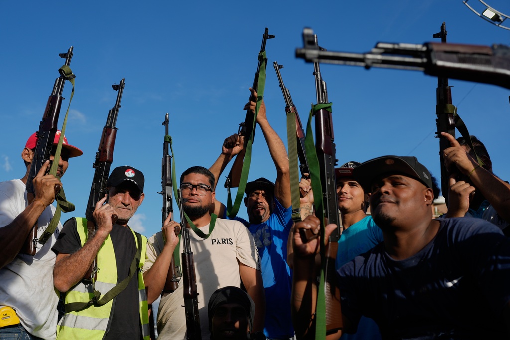 Armed demonstrators march in support of President Nicolas Maduro in Caracas, Venezuela, Tuesday, Sept. 23, 2025. (AP Photo/Ariana Cubillos)