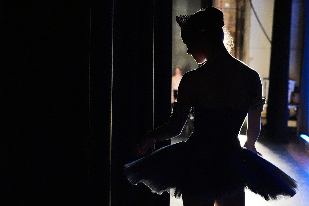 Eila Kinnard waits her turn for Senior Classical Competition Women Ages 16-17 during the Youth America Grand Prix (YAGP) Semi-Finals at Dominican University Performing Arts Center in River Forest, Ill., Saturday, Feb. 7, 2026. (AP Photo/Nam Y. Huh)