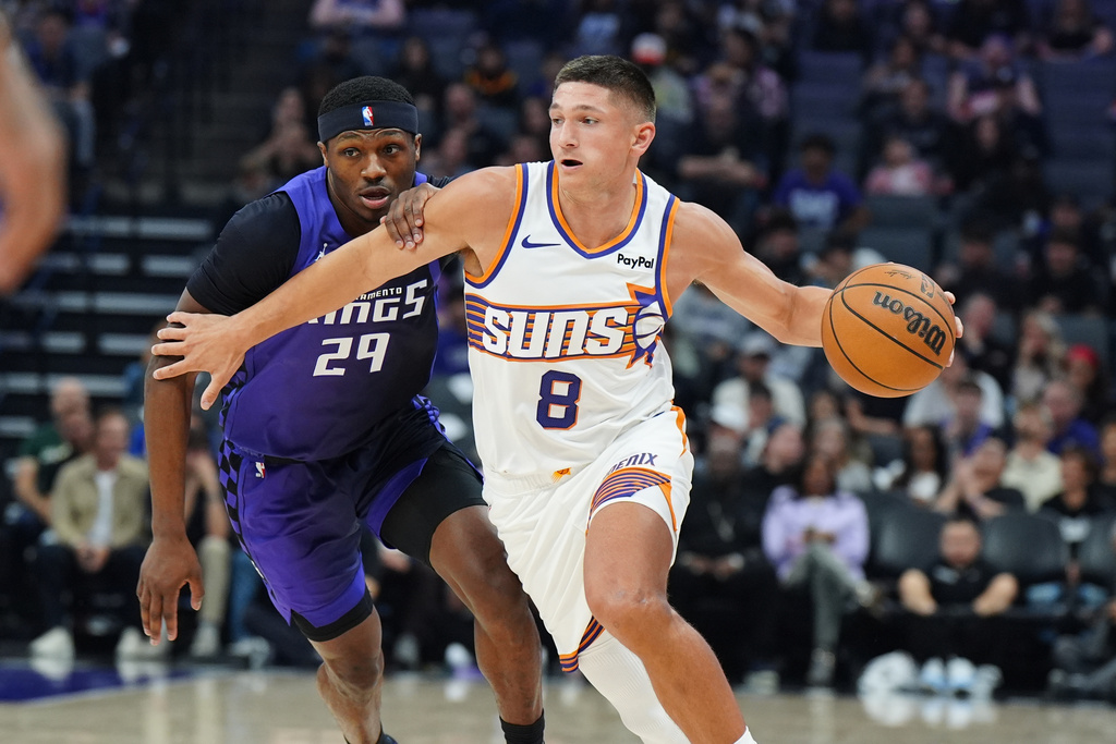 Phoenix Suns guard Grayson Allen (8) drives to the basket around Sacramento Kings guard Daeqwon Plowden (29) during the first half of an NBA basketball game, Tuesday, March 3, 2026, in Sacramento, Calif. (AP Photo/Alan Greth)