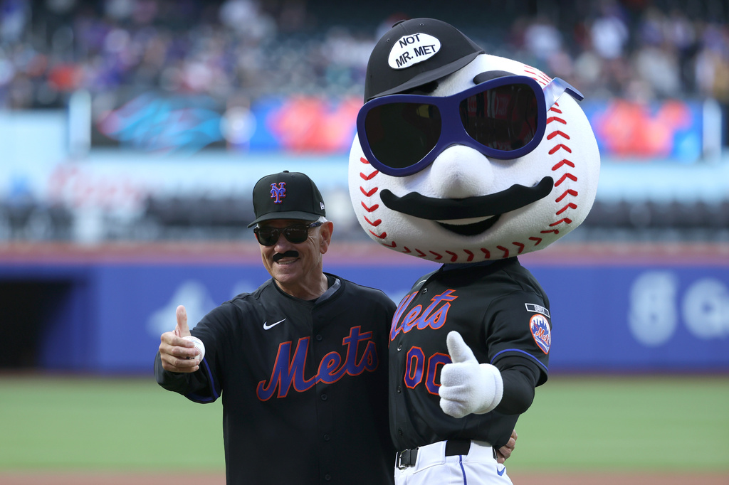 Former New York Mets manager Bobby Valentine, left, poses with Mr. Met after throwing out a ceremonial first pitch before a baseball game between the Mets and the Miami Marlins, Friday, May 29, 2026, in New York. (AP Photo/Pamela Smith)