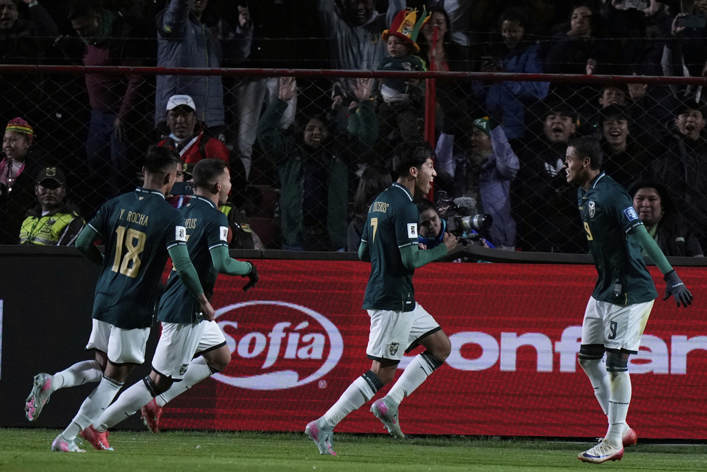 Miguel Terceros (centro) celebra tras marcar el gol de Bolivia en la victoria 1-0 ante Brasil en las eliminatorias del Mundial, el martes 9 de septiembre de 2025, en El Alto, Bolivia. (AP Foto/Juan Karita)