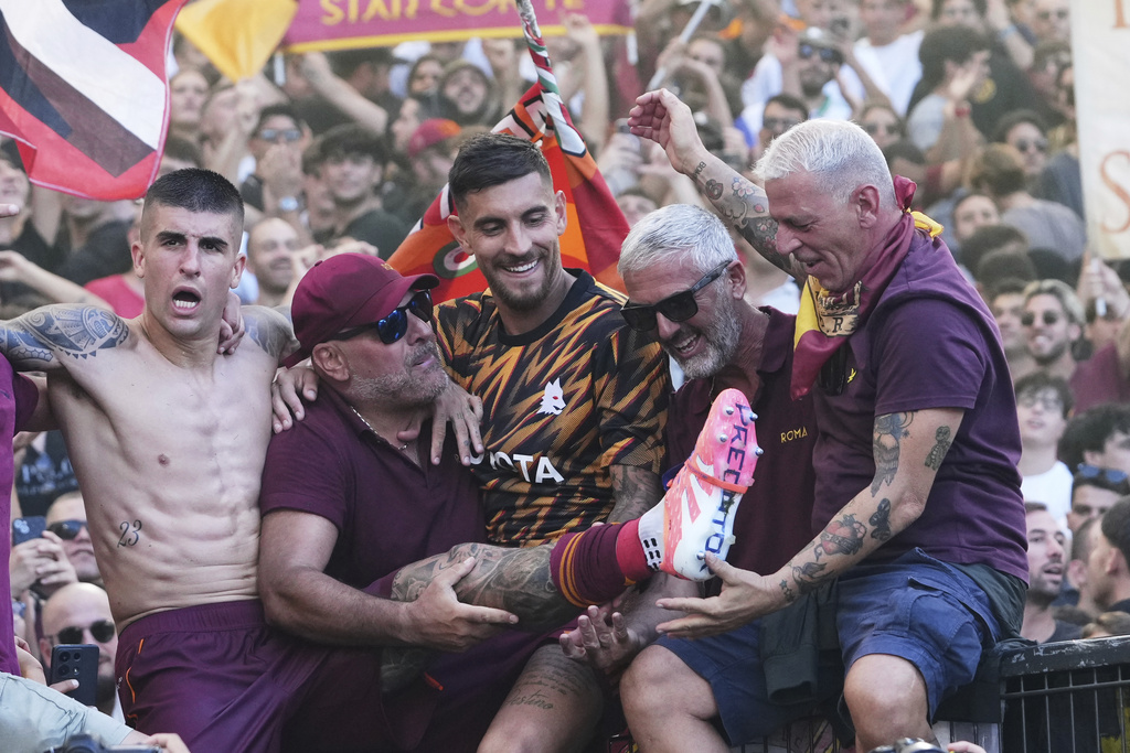 Roma's Gianluca Mancini, centre, celebrates with fans after the Italian Serie A soccer match between Lazio and Roma, at the Olimpic Stadium, in Rome, Italy, Sunday, Sept. 21, 2025. (AP Photo/Alessandra Tarantino)