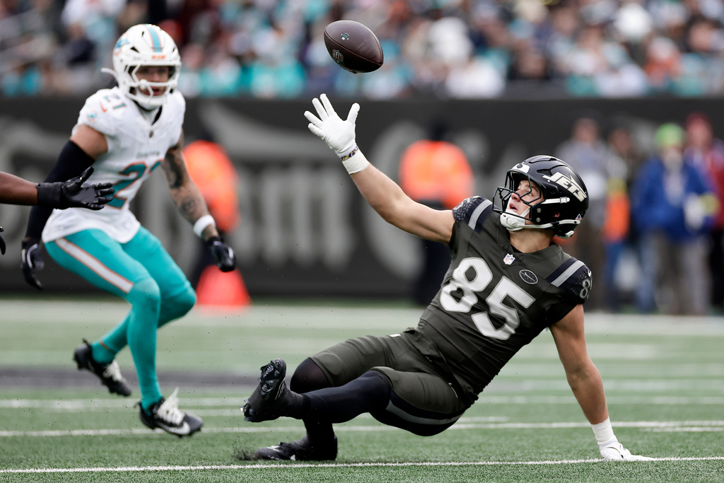 New York Jets tight end Mason Taylor (85) reaches for a tipped pass during the first quarter of an NFL football game against the Miami Dolphins, Sunday, Dec. 7, 2025, in East Rutherford, N.J. (AP Photo/Adam Hunger)