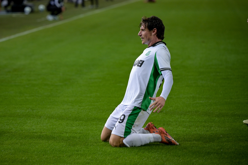 Sassuolo's Andrea Pinamonti celebrates after scoring during the Serie A soccer match between Cagliari and Sassuolo, in Cagliari, Italy, Thursday, Oct. 30, 2025. (Gianluca Zuddas/LaPresse via AP)