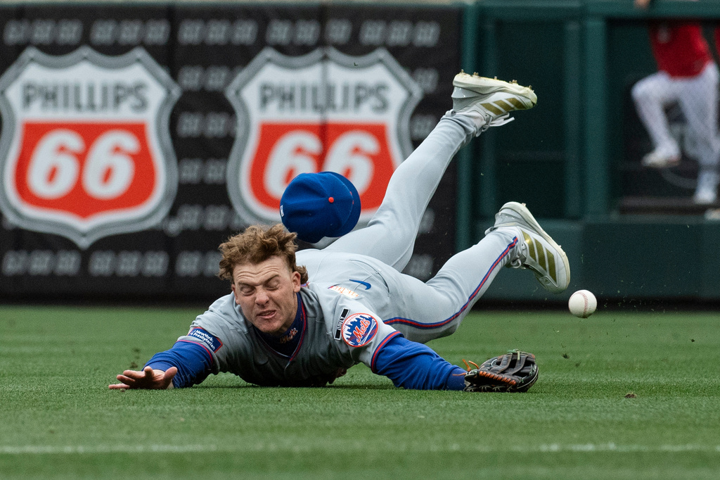 New York Mets' right fielder Carson Benge misses a fly ball during the eleventh inning of a baseball game which allowed the St. Louis Cardinals to win the game Wednesday, April 1, 2026, in St. Louis. (AP Photo/LG Patterson)