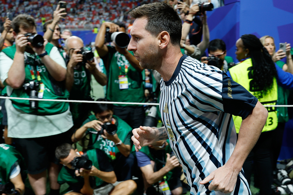 Argentina's Lionel Messi (10) arrives for the warm-up before the World Cup round of 16 soccer match between Argentina and Egypt in Atlanta, Tuesday, July 7, 2026. (AP Photo/Erik S. Lesser)