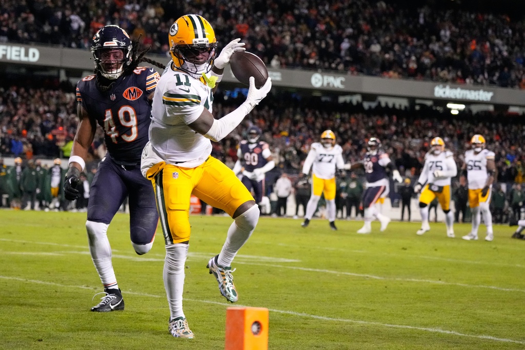 Green Bay Packers' Jayden Reed catches a touchdown pass in front of Chicago Bears' Tremaine Edmunds during the first half of an NFL wild-card playoff football game Saturday, Jan. 10, 2026, in Chicago. (AP Photo/Nam Huh)