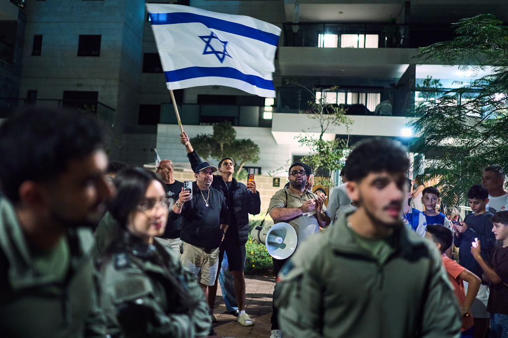 Supporters of Prime Minister Benjamin Netanyahu, rear, are separated by police as they argue with left-wing activists calling for a government with Arab parties outside the residence of Yashar party leader Gadi Eisenkot in Herzliya, Israel, Thursday, Oct. 29, 2026. (AP Photo/David Goldman)