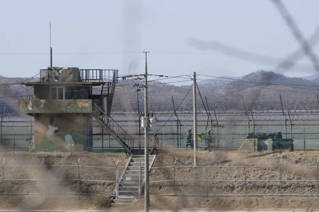 Mapi Army South Korea's military fires warning shots after North Korean soldiers ...