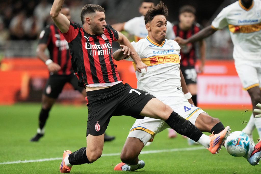 AC Milan's Santiago Gimenez, left, and Lecce's Tiago Gabriel fight for the ball during an Italian Cup qualifying soccer match between AC Milan and Lecce, at the San Siro stadium in Milan, Italy, Tuesday, Sept. 23, 2025. (AP Photo/Luca Bruno)