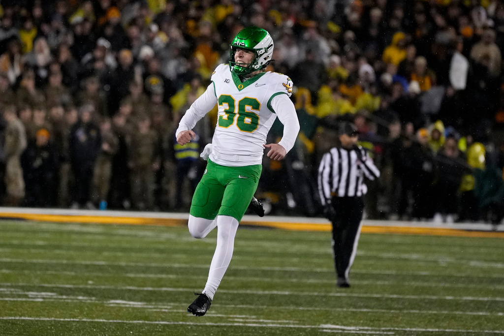 Oregon kicker Atticus Sappington celebrates at the end of an NCAA college football game against Iowa, Saturday, Nov. 8, 2025, in Iowa City, Iowa. (AP Photo/Charlie Neibergall)