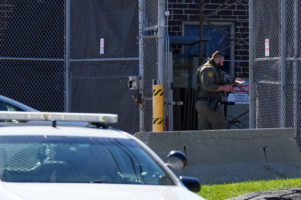 A Federal Patrol agent walks into an ICE processing facility in the Chicago suburb of Broadview, Ill., Monday, Oct. 20, 2025. (AP Photo/Nam Y. Huh)
