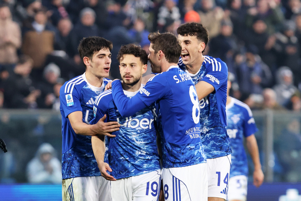 Como's Nicolas Kuehn, second left, celebrates scoring with teammates during the Serie A soccer match between Como and Torino in Como, Italy, Saturday Jan. 24, 2026. (Antonio Saia/LaPresse via AP)