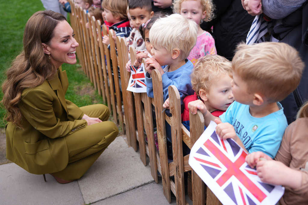 Kate, Princess of Wales speaks atop members of the public after a visiting Home-Start Oxford to meet and talk to families, and the volunteers who support them, in Oxford, England, Thursday, Oct. 9, 2025. (AP Photo/Kirsty Wigglesworth, Pool)