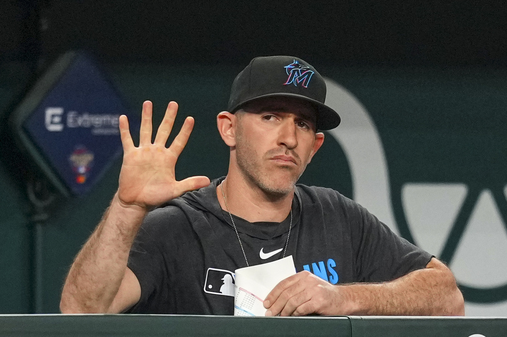 Miami Marlins assistant pitching coach & assistant pitching director Alon Leichman gestures signs toward catcher Agustín Ramírez during the eighth inning of a baseball game Saturday, Sept. 20, 2025, in Arlington, Texas. (AP Photo/Julio Cortez)