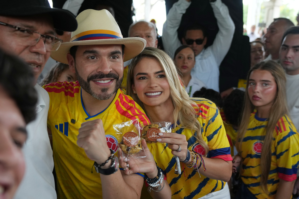 Presidential candidate Abelardo de la Espriella of the opposition Defenders of the Motherland movement and his wife Ana Lucia Pineda gesture after voting during the runoff election in Barranquilla, Colombia, Sunday, June 21, 2026. ( (AP Photo/Rodrigo Abd)