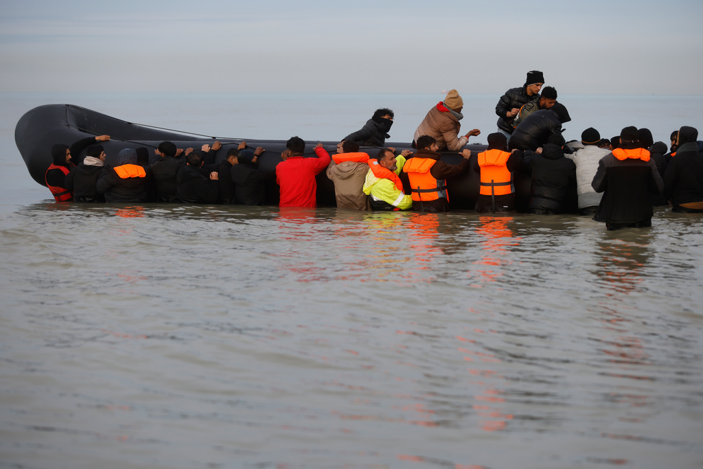 Migrants return to the beach after a failed attempt to reach Britain, Thursday, Nov. 6, 2025 in Gravelines, northern France. (AP Photo/Jean-Francois Badias)