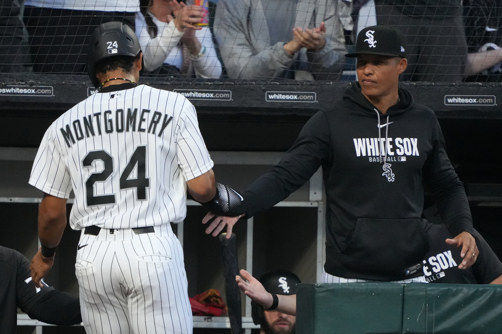 Chicago White Sox's Braden Montgomery is greeted by manager Will Venable, right, after scoring against the Atlanta Braves during the fourth inning in a baseball game, Wednesday, June 10, 2026, in Chicago. (AP Photo/David Banks)