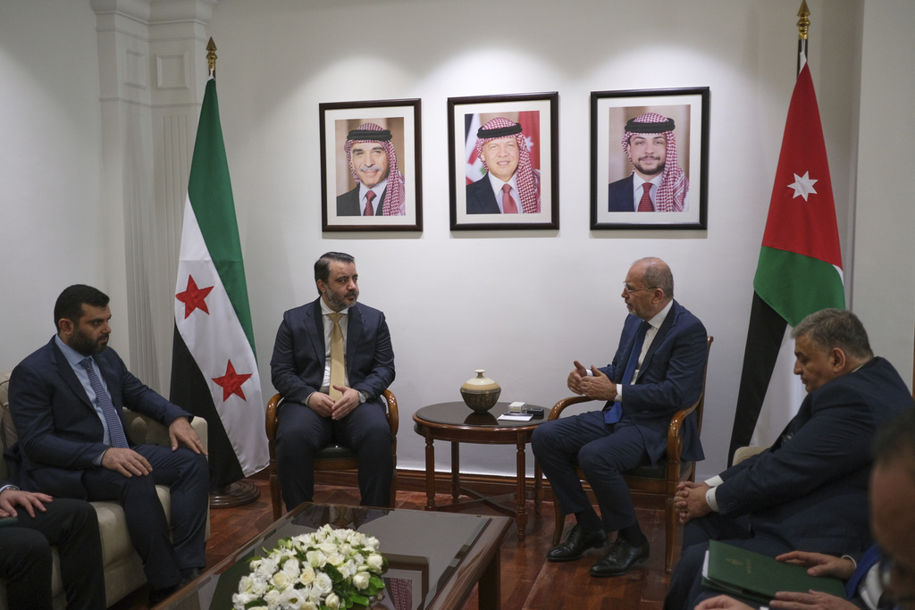 CORRECTS NAME OF PERSON AT CENTER RIGHT.- Jordan's Foreign Minister Ayman Safadi, centre right, meets with Syria's Foreign Minister Asaad Al-Shibani, center left, in Amman, Jordan, Tuesday, Aug. 12, 2025.(AP Photo/Delara Shakib)