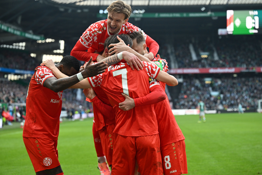 Mainz' scorer Jae-sung Lee and his teammates celebrate their side's second goal during the German Bundesliga soccer match between SV Werder Bremen and 1. FSV Mainz 05 in Bremen, Germany, Sunday, March 15, 2026. (Carmen Jaspersen/dpa via AP)