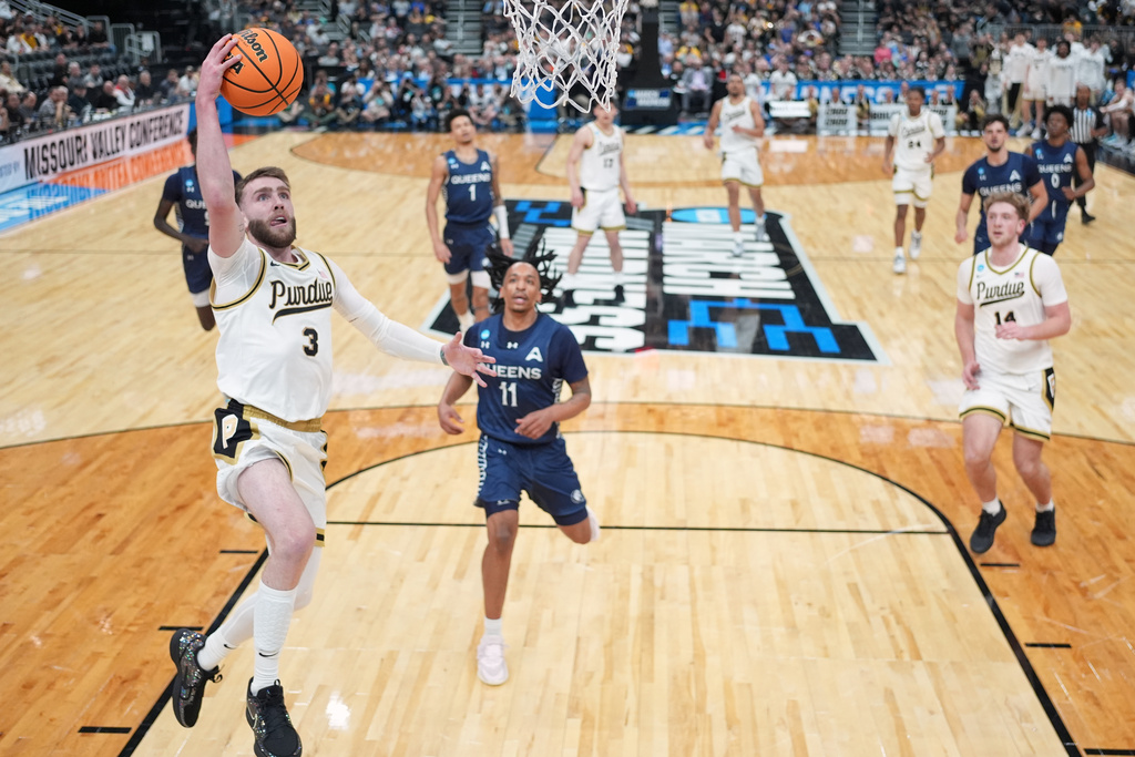 Purdue's Braden Smith (3) heads to the basket during the first half in the first round of the NCAA college basketball tournament against Queens University, Friday, March 20, 2026, in St. Louis. (AP Photo/Jeff Roberson)