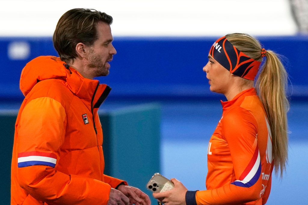 Jutta Leerdam of the Netherlands, right, talks to a team member ahead of the women's 3,000 meters speedskating race at the 2026 Winter Olympics, in Milan, Italy, Saturday, Feb. 7, 2026. (AP Photo/Luca Bruno)