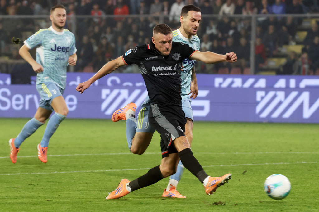 Cremonese's Jamie Vardy celebrates after scoring his team's second goal during the Serie A soccer match against Juventus, Saturday, Nov. 1, 2025, in Cremona, Italy. (Alberto Marianii/LaPresse via AP)