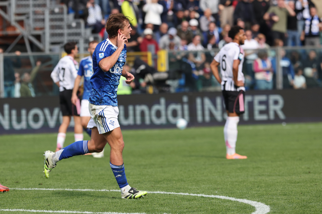 Como's Nico Paz celebrates after scoring his side's second goal during the Serie A soccer match between Como and Juventus in Como, Italy, Saturday, Oct. 19, 2025. (Antonio Saia/LaPresse via AP)