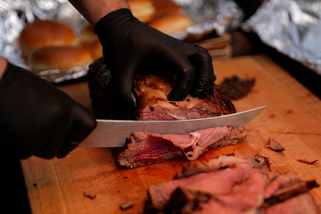 Axl Wheeler from Limewater Bistro in Frankfort, Ky., slices prime rib during the Beef Bash 2025 tasting event at the Berry Center, Saturday, Oct. 11, 2025, in New Castle, Ky. (AP Photo/Carolyn Kaster)