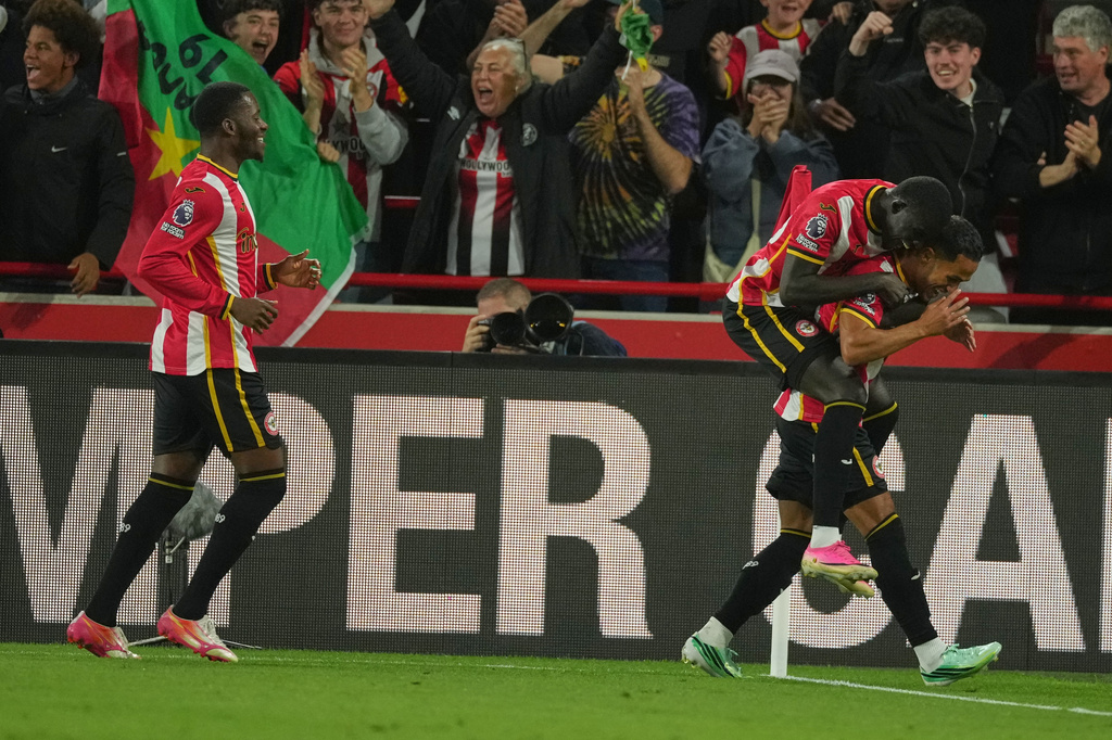 Brentford players celebrate after the thrid goal during the Premier League soccer match between Brentford and Chelsea in London, England, Friday, Sept. 18, 2026. (AP Photo/Dave Shopland)