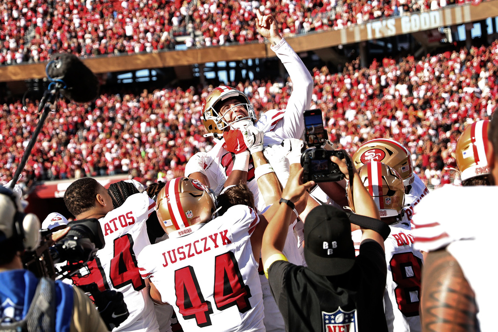 San Francisco 49ers kicker Eddy Pineiro, top, celebrates after his winning field goal against the Arizona Cardinals in an NFL football game in Santa Clara, Calif., Sunday, Sept. 21, 2025. (Scott Strazzante/San Francisco Chronicle via AP)