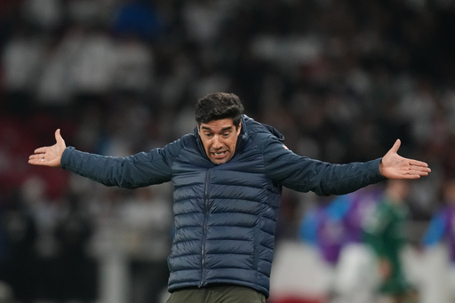 Coach Abel Ferreira of Brazil's Palmeiras reacts during a Copa Libertadores semifinal first leg soccer match against Ecuador's Liga Deportiva Universitaria in Quito, Ecuador, Thursday, Oct. 23, 2025. (AP Photo/Dolores Ochoa) Coach Abel Ferreira of Brazil's Palmeiras reacts during a Copa Libertadores semifinal first leg soccer match against Ecuador's Liga Deportiva Universitaria in Quito, Ecuador, Thursday, Oct. 23, 2025. (AP Photo/Dolores Ochoa)