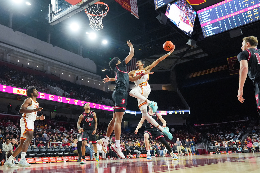Southern California forward Chad Baker-Mazara, center right, goes up for a basket against Indiana forward Sam Alexis during the second half of an NCAA college basketball game in Los Angeles, Tuesday, Feb. 3, 2026. (AP Photo/Jae C. Hong)