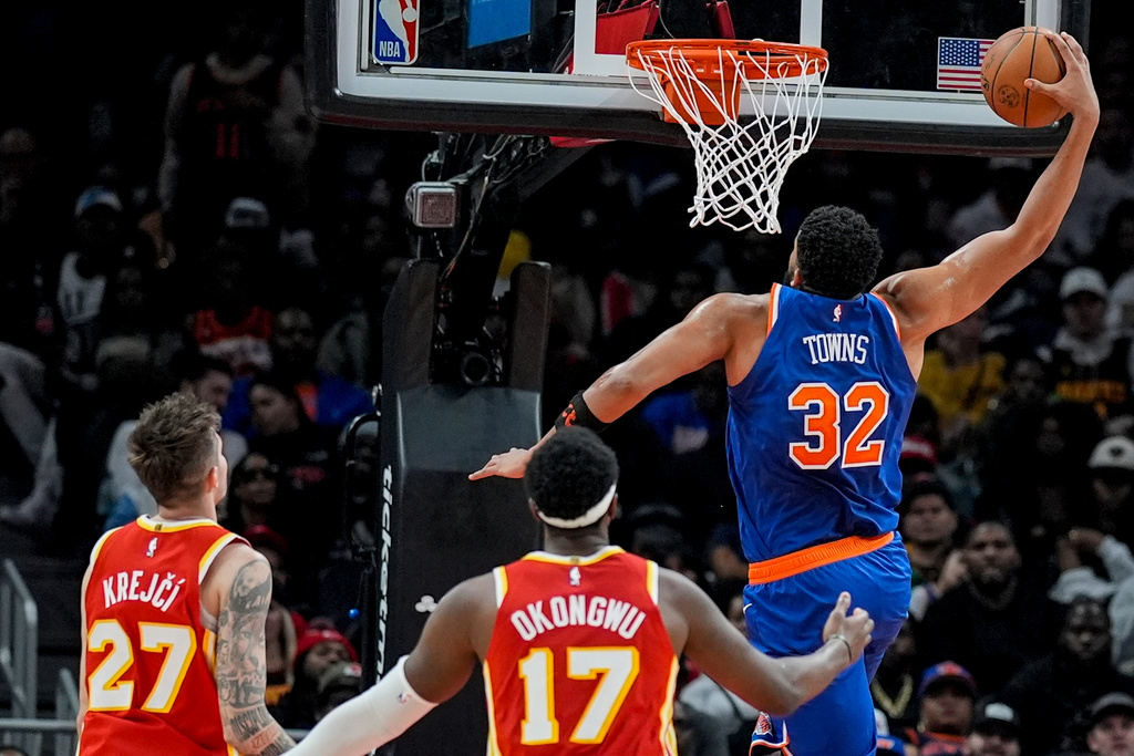 New York Knicks center Karl-Anthony Towns (32) heads to the basket against the Atlanta Hawks during the first half of an NBA basketball game, Saturday, Dec. 27, 2025, in Atlanta. (AP Photo/Mike Stewart)