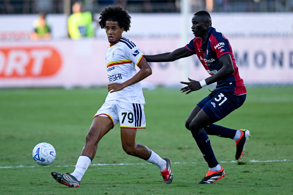 Lecce's Oumar Jacky Ngom, left, and Cagliari's Paul Mendy in action during the Serie A soccer match between Cagliari Calcio and Lecce in Cagliari, Italy, Monday Sept. 7, 2026. (Gianluca Zuddas/Lapresse via AP)