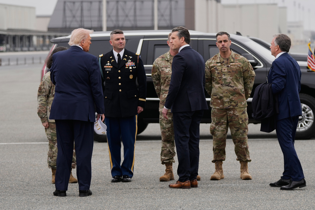 President Donald Trump steps off Air Force One with Defense Secretary Pete Hegseth, Saturday, March 7, 2026, at Dover Air Force Base, Del. (AP Photo/Mark Schiefelbein)