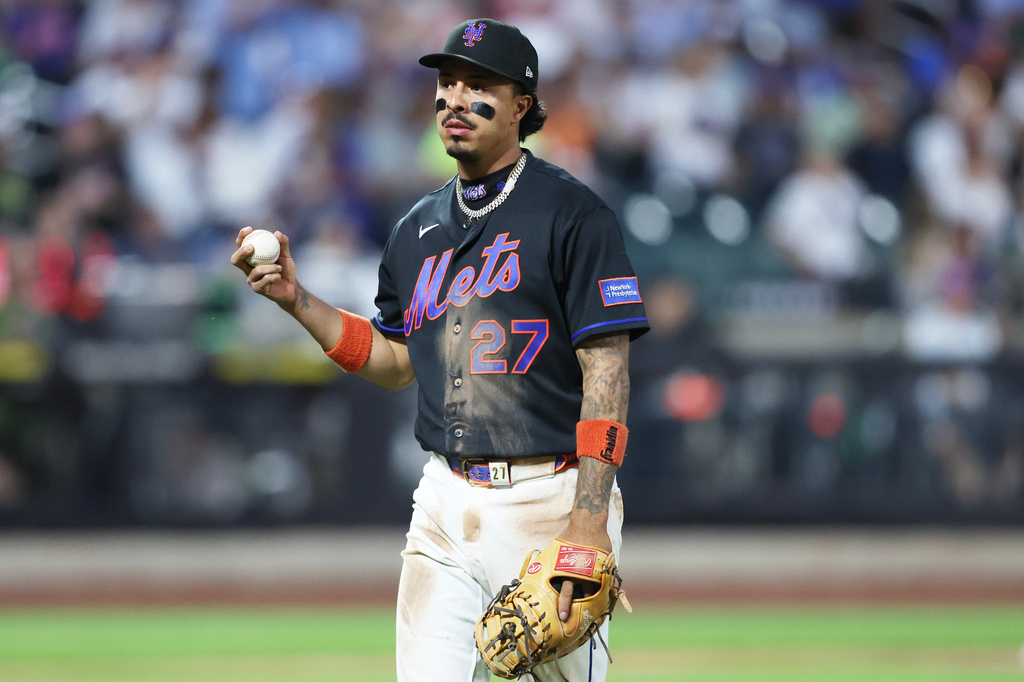 New York Mets first baseman Mark Vientos (27) holds the baseball after an error during the sixth inning of a baseball game against the Chicago Cubs, Thursday, June 25, 2026, in New York. (AP Photo/Heather Khalifa)