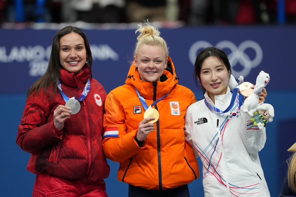 From left to right, silver medalist Courtney Sarault of Canada, gold medalist Xandra Velzeboer of the Netherlands and bronze medalist Kim Gilli of South Korea receive their medals after the short track speed skating women's 1000m at the 2026 Winter Olympics, in Milan, Italy, Monday, Feb. 16, 2026. (AP Photo/Francisco Seco)